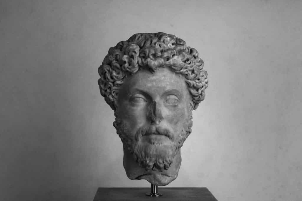Uma estátua da face de Marco Aurélio.