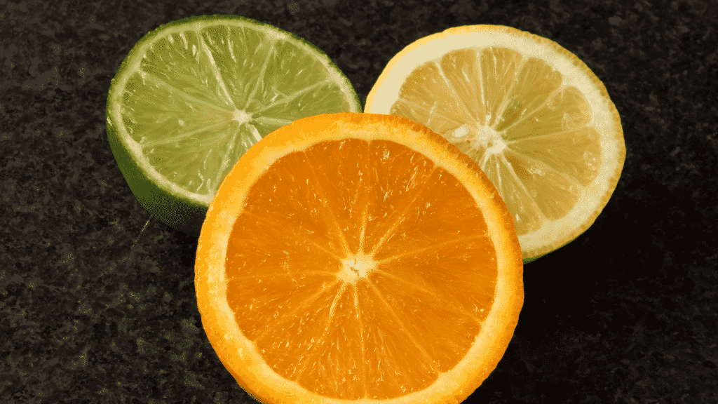 Imagem com fatias de limão e laranja sobre uma mesa
