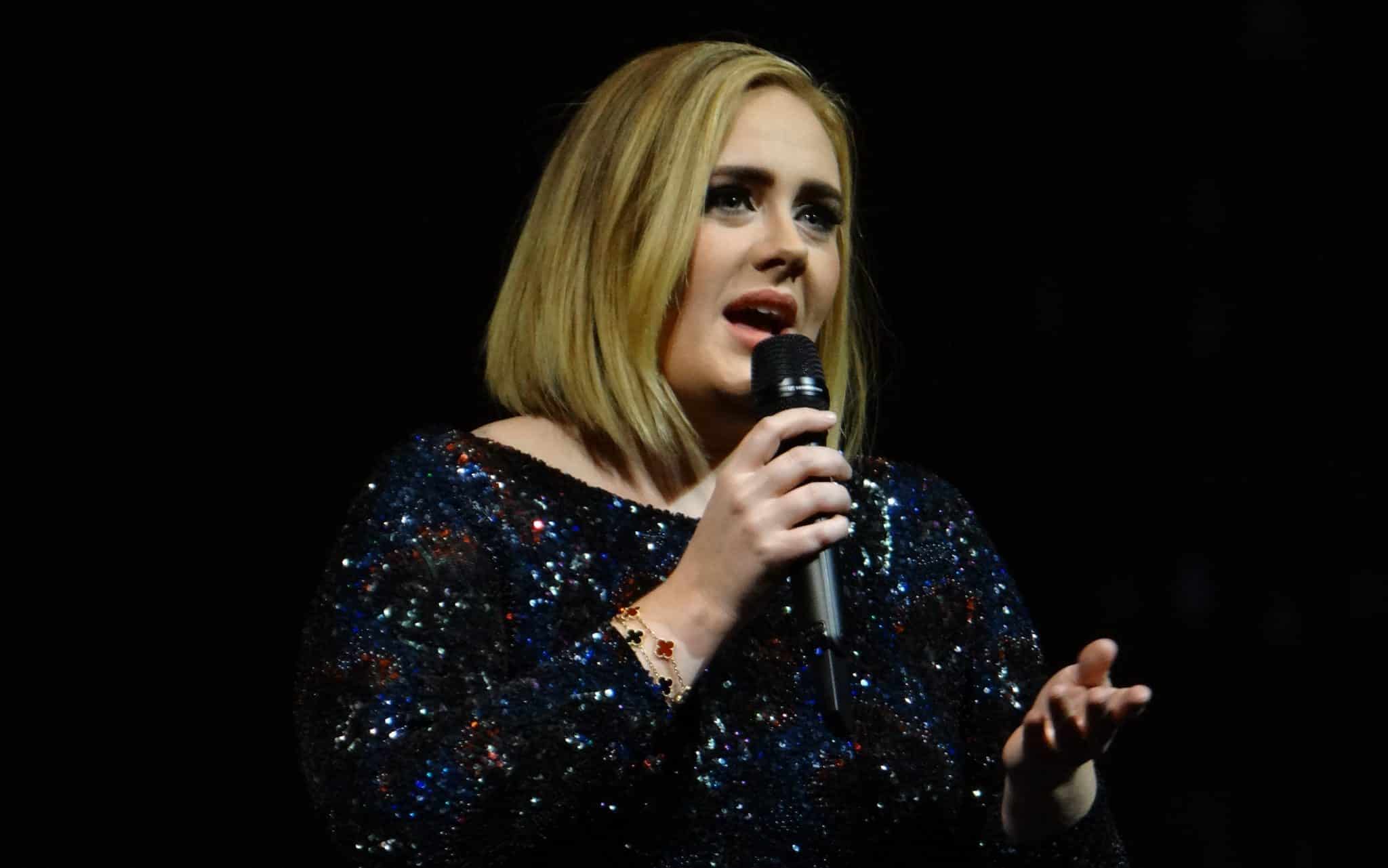 A cantora Adele num show em 2016.