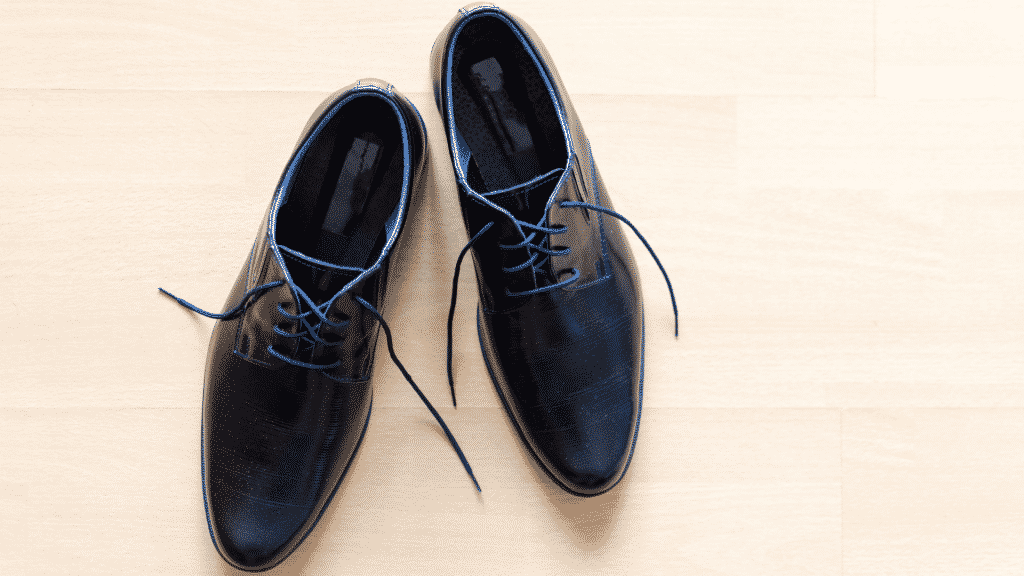 Um par de sapato preto-azulado visto de cima.