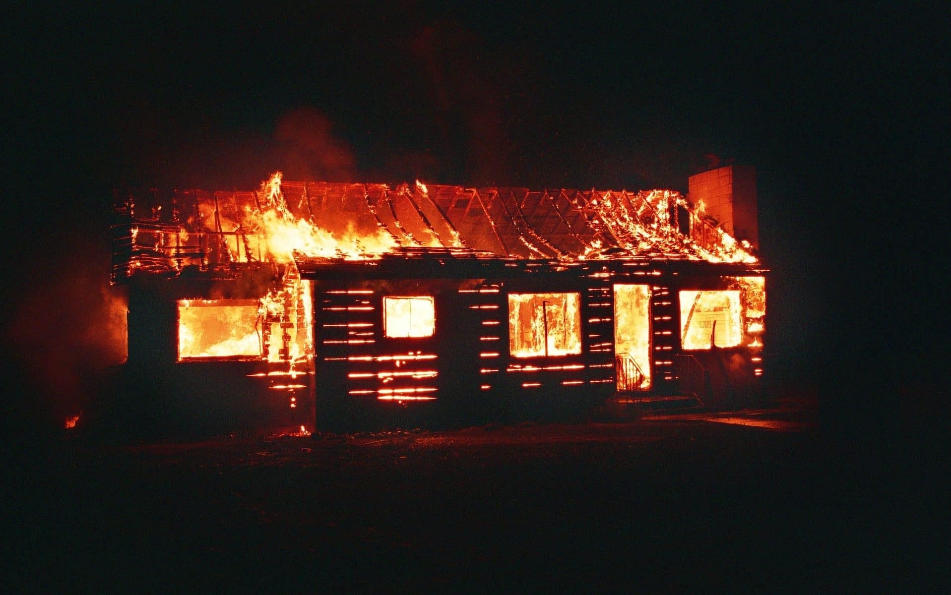 Uma casa pegando fogo.