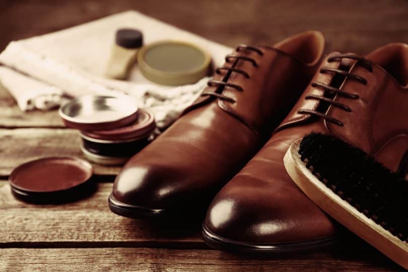Um par de sapatos novos de coloração marrom.
