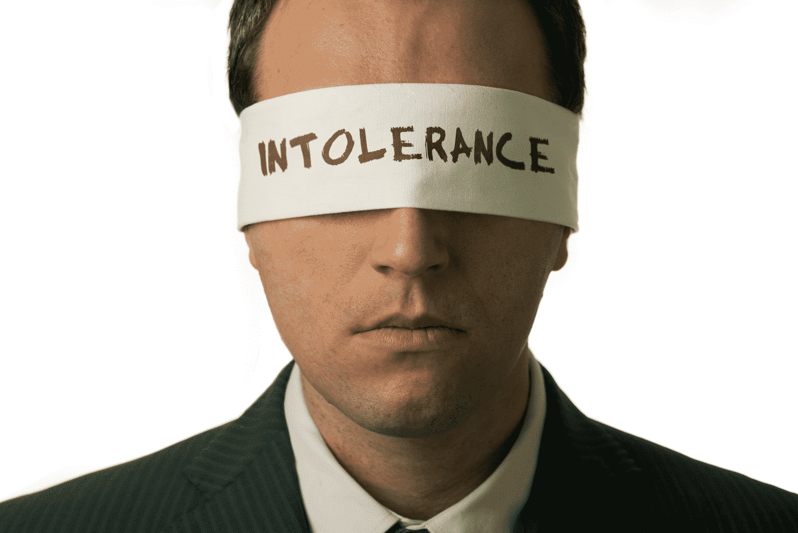 Um homem de terno com uma venda nos olhos escrita "intolerance"