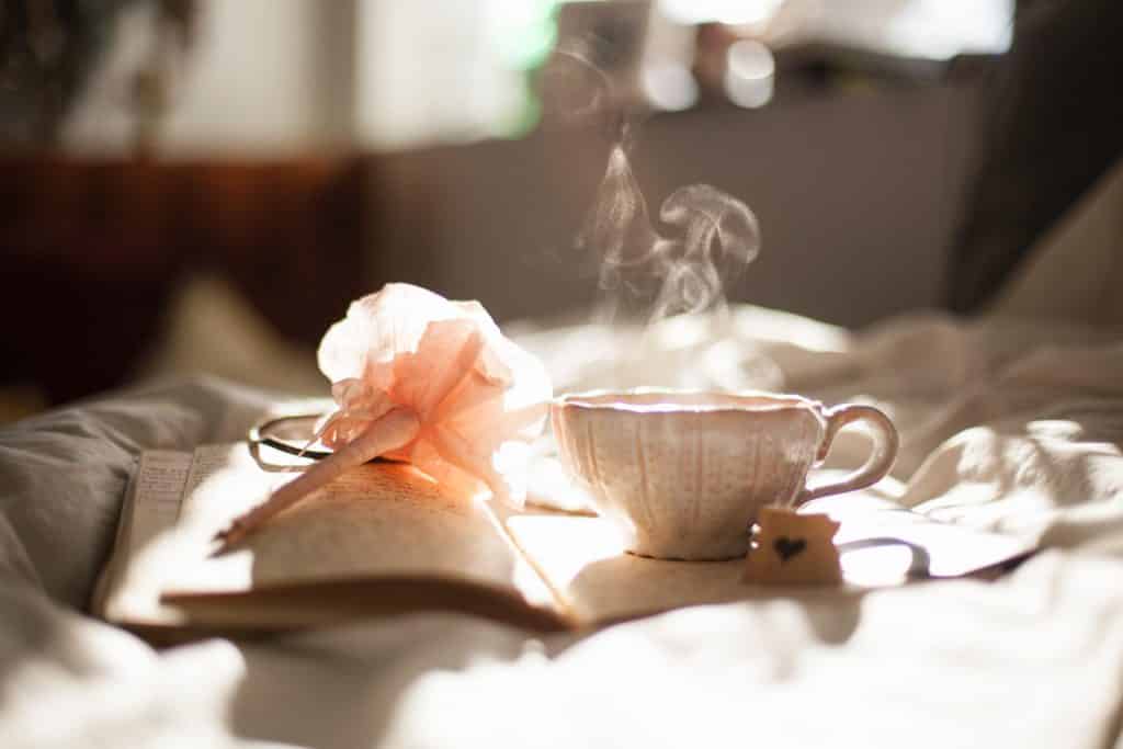 Xícara de chá em cima de livro.