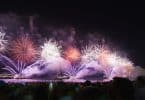 Uma fotografia do réveillon no Rio de Janeiro. Vários fogos de artifício sendo expelidos.