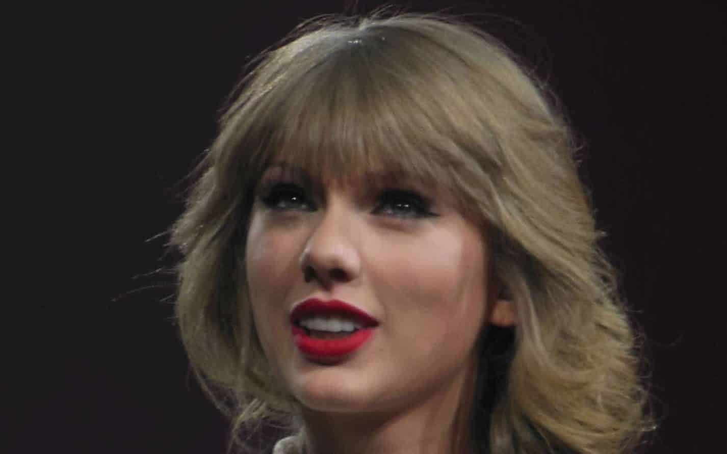 Uma fotografia da cantora Taylor Swift, durante sua turnê intitulada Red.