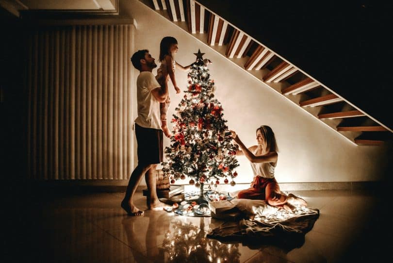 Família montando árvore de natal.