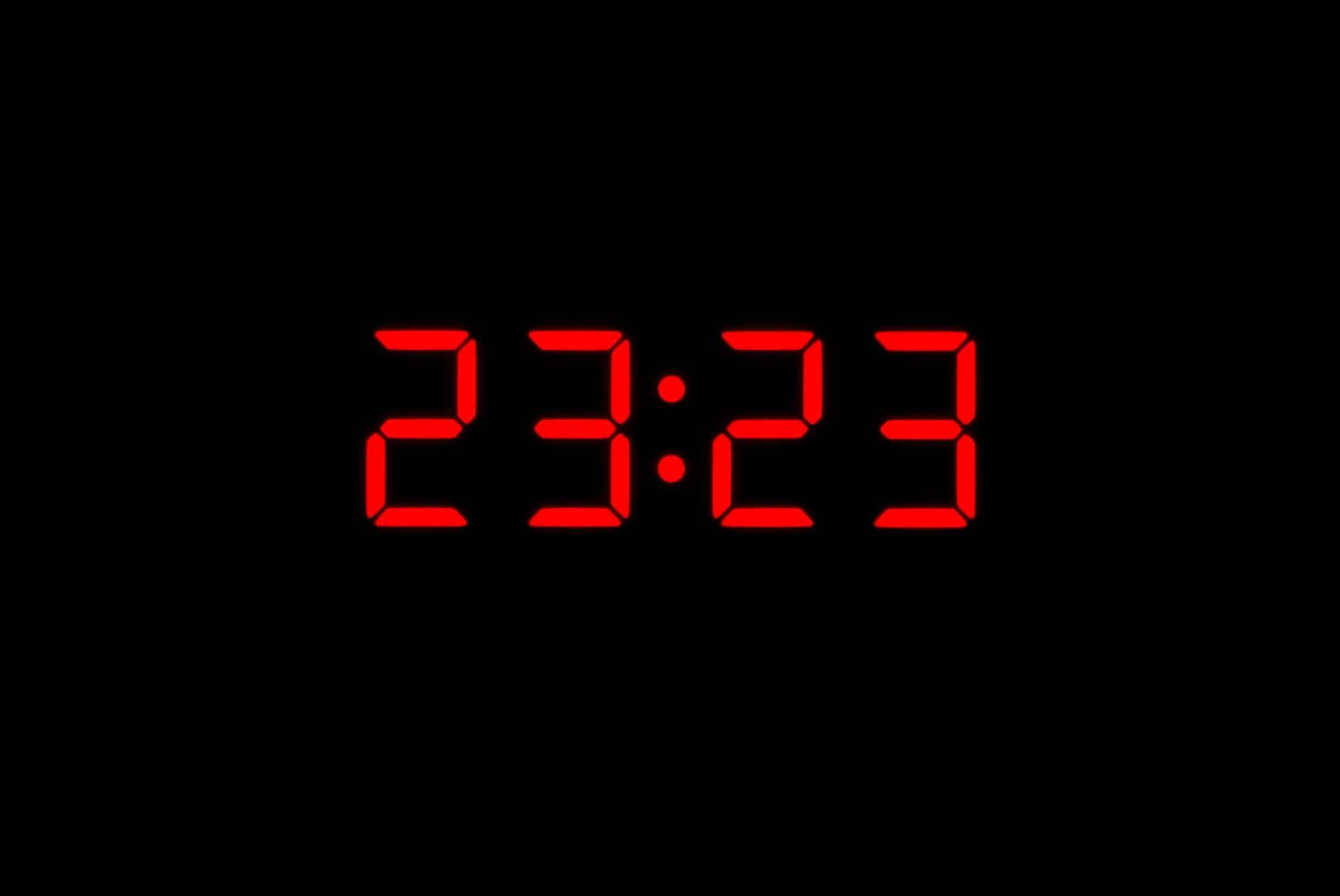 23:23: números coloridos em vermelho, típicos vistos em relógios. 