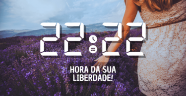 Hora igual 22:22 e texto "Hora da sua liberdade" aplicado por cima da foto de um lindo campo de lavanda e da silhueta de uma mulher.