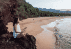 Mulher meditando na praia