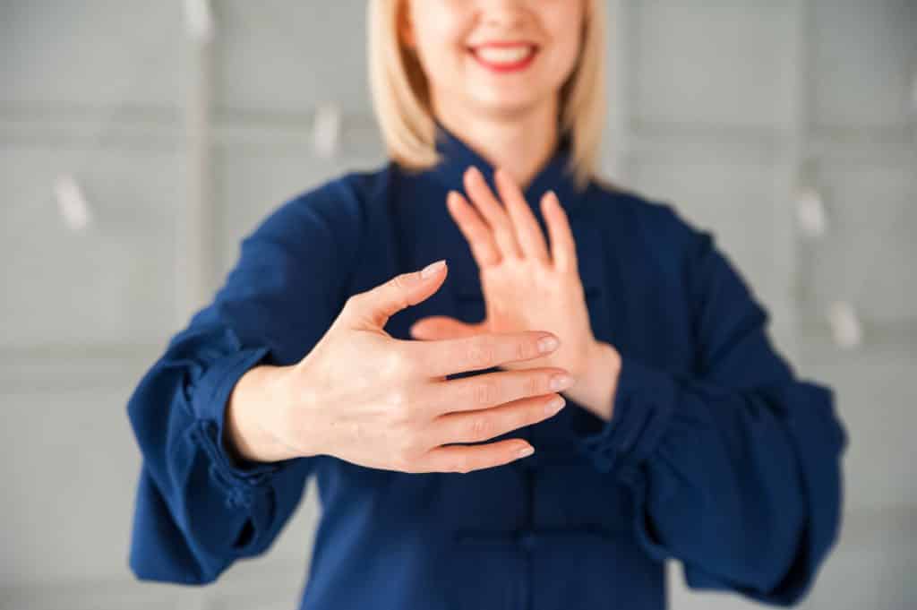 Mulher de kimono praticando Tai chi chuan