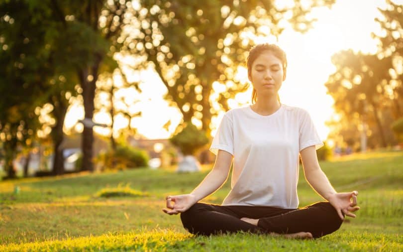 Mulher branca meditando.