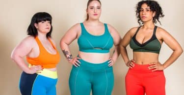 Três mulheres com corpos midsize e gordos em poses empoderadas.