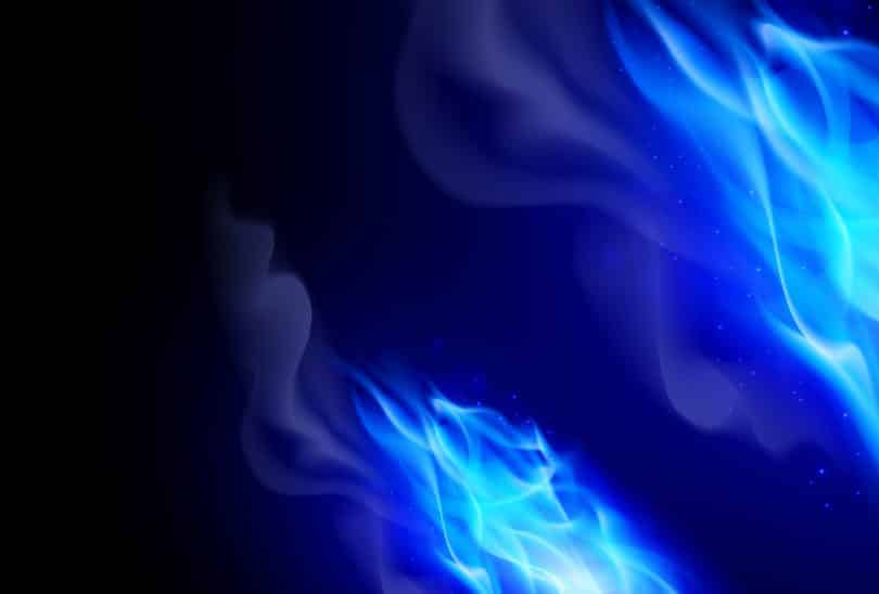 Efeito realista de chamas de fogo azul sobre fundo preto