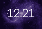 Números indicando a hora 12:21.