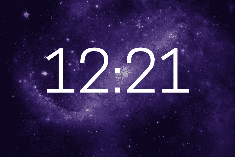 Números indicando a hora 12:21.