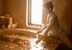 mulher preparando banho com pétalas