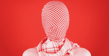 Pessoa com um lenço cobrindo todo o rosto, em um fundo vermelho