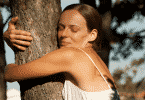 Mulher abraçando uma árvore