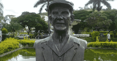 Um busto de Chico Xavier.