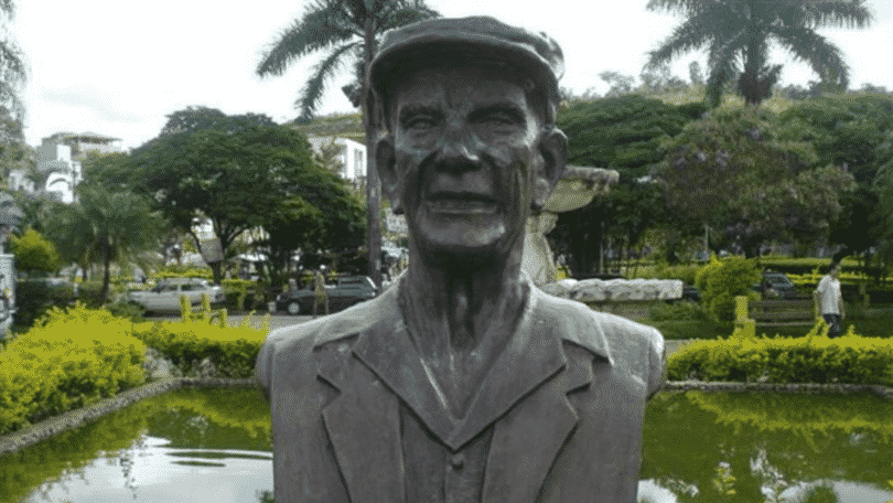 Um busto de Chico Xavier.