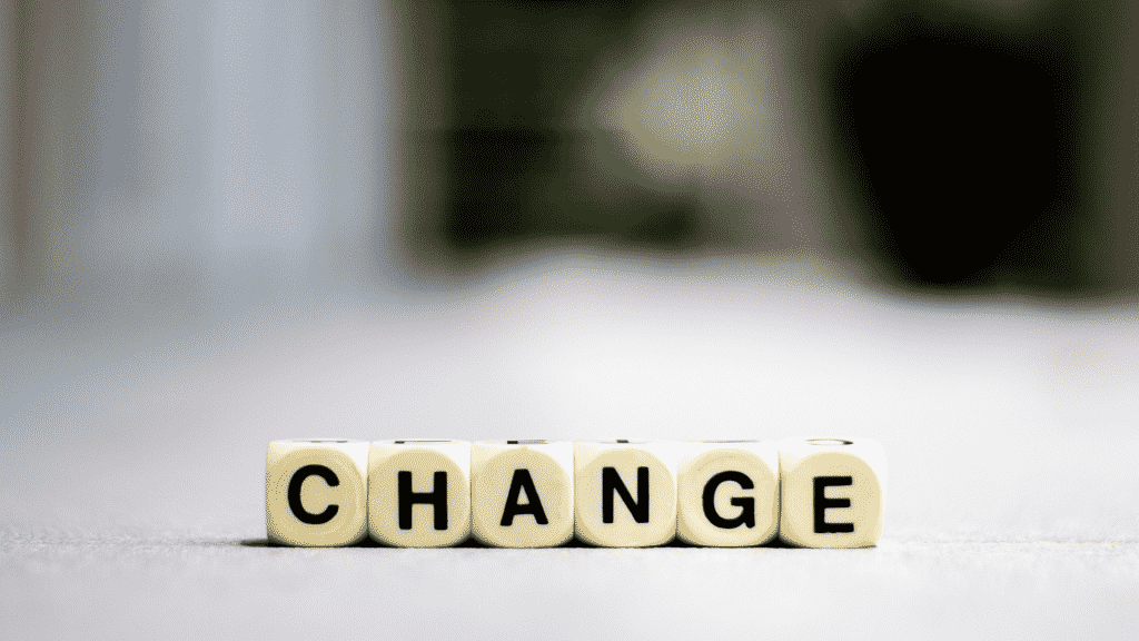 Dados com letras que formam a palavra "change".