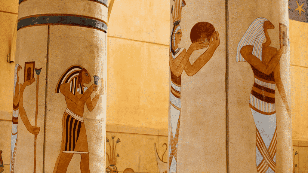 Artes de divindades da mitologia egípcia grafadas em pilares.