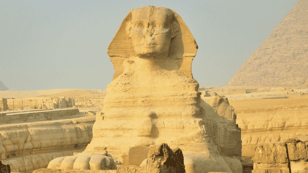 Uma construção egípcia antiga que representa a esfinge.