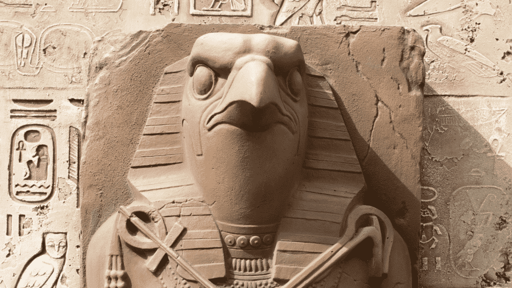 Uma escultura do Deus egípcio Rá.