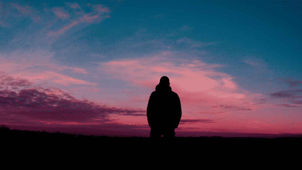 Um homem sozinho, contemplando um céu.