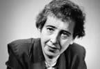 Hannah Arendt olhando para frente