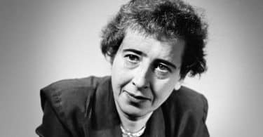 Hannah Arendt olhando para frente