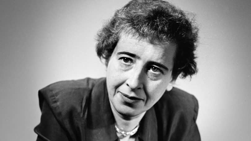 Hannah Arendt olhando para frente