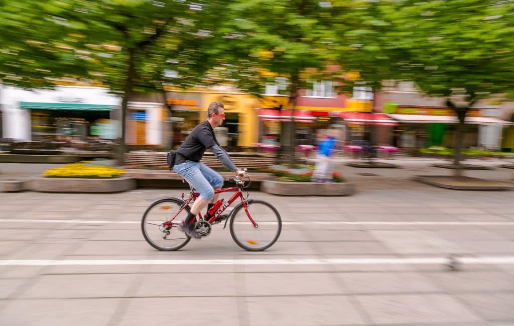 Homem branco andando de bicicleta.