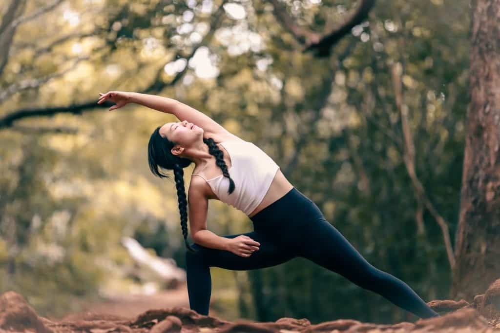 Mulher asiática meditando.