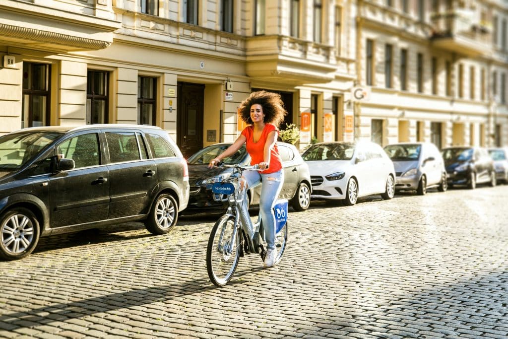 Mulher negra numa bicicleta.