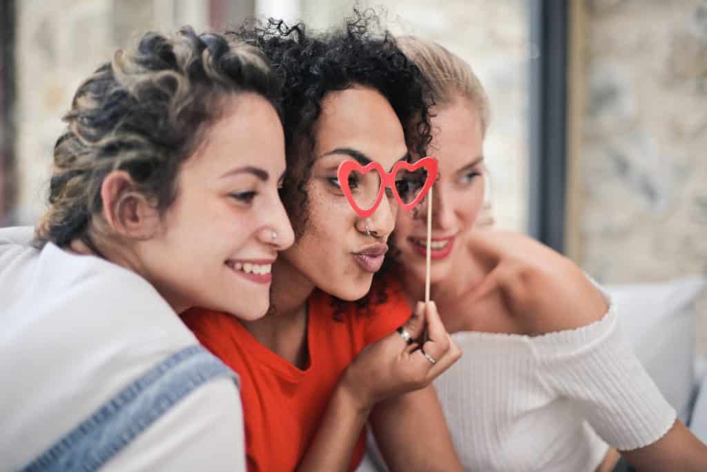 Três amigas tirando foto juntas