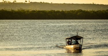 Barco navegando em um rio