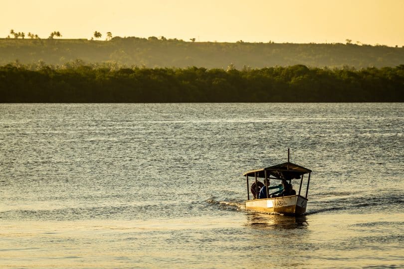 Barco navegando em um rio