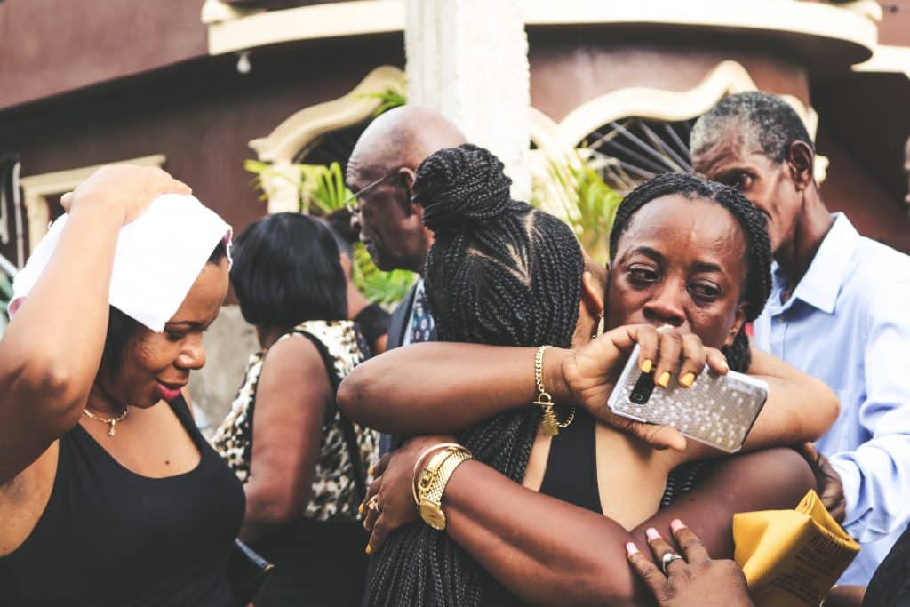 Familiares e amigos se abraçando