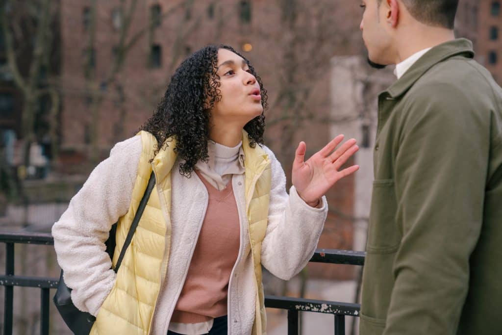 Mulher discutindo com homem a sua frente