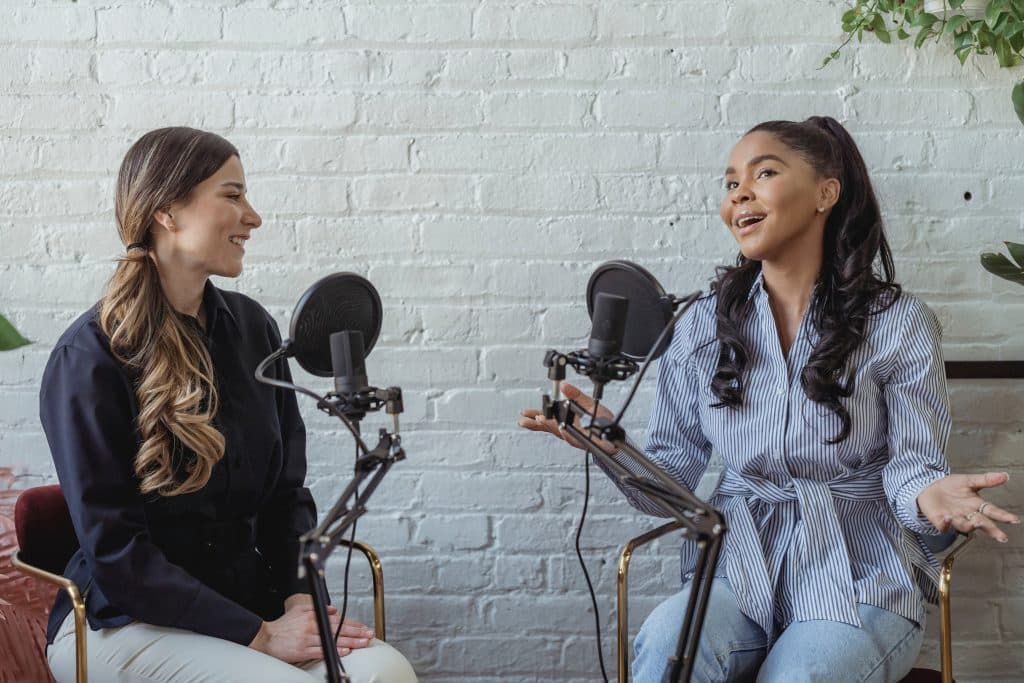 Duas mulheres gravando posdcast