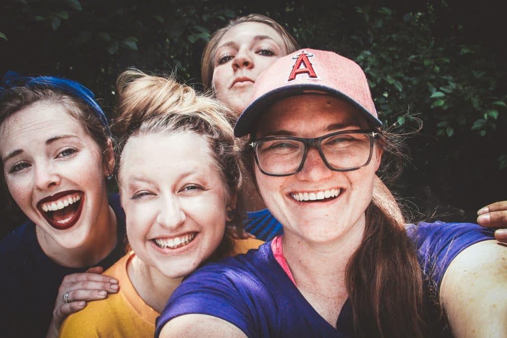 Quatro amigas reunidas tirando  uma selfie