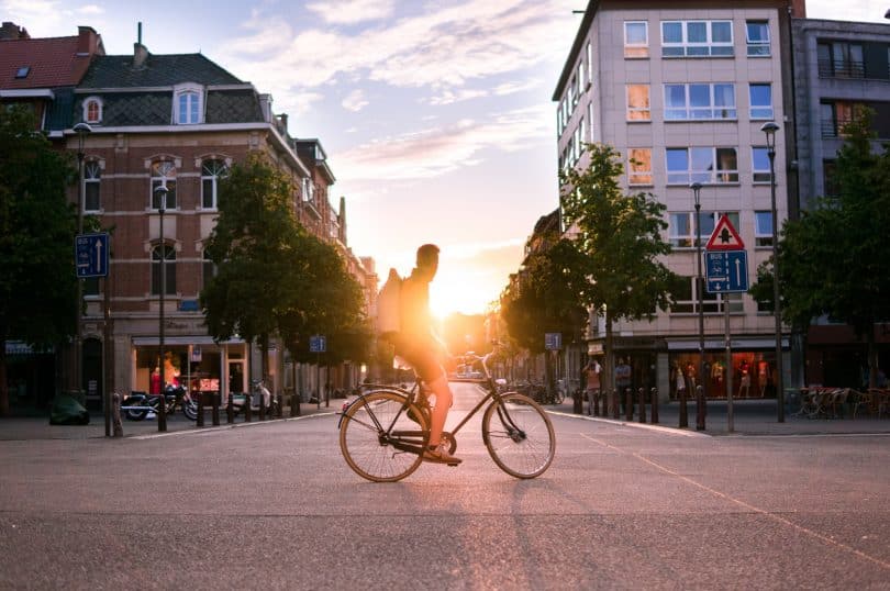 Homem sentado numa bicicleta.