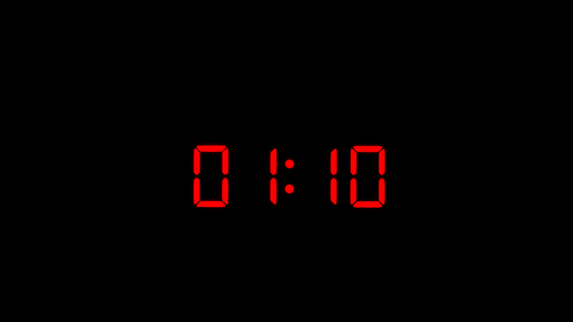 Um relógio digital apresentando as horas 01:10.