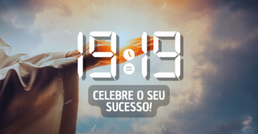 Hora igual 19:19 e texto "Celebre o seu sucesso" aplicado por cima de foto das mãos de Deus