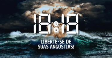 Hora igual 18:18 e texto "Liberte-se das suas angústias" aplicado por cima da foto de um mar, das núvens e das mãos de Deus.