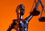 estatua da deusa da justiça e virtude Themis segurando a balança da virtude