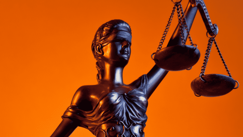 estatua da deusa da justiça e virtude Themis segurando a balança da virtude