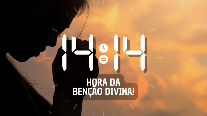 Hora igual 14:14 e texto "Hora da benção divina!" aplicado por cima de foto da silhueta de uma mulher de lado com a cabeça inclinada para baixo e as mãos juntas, sinalizando uma oração. Ao fundo, há um céu claro com nuvens alaranjadas pela luz do pôr do sol.